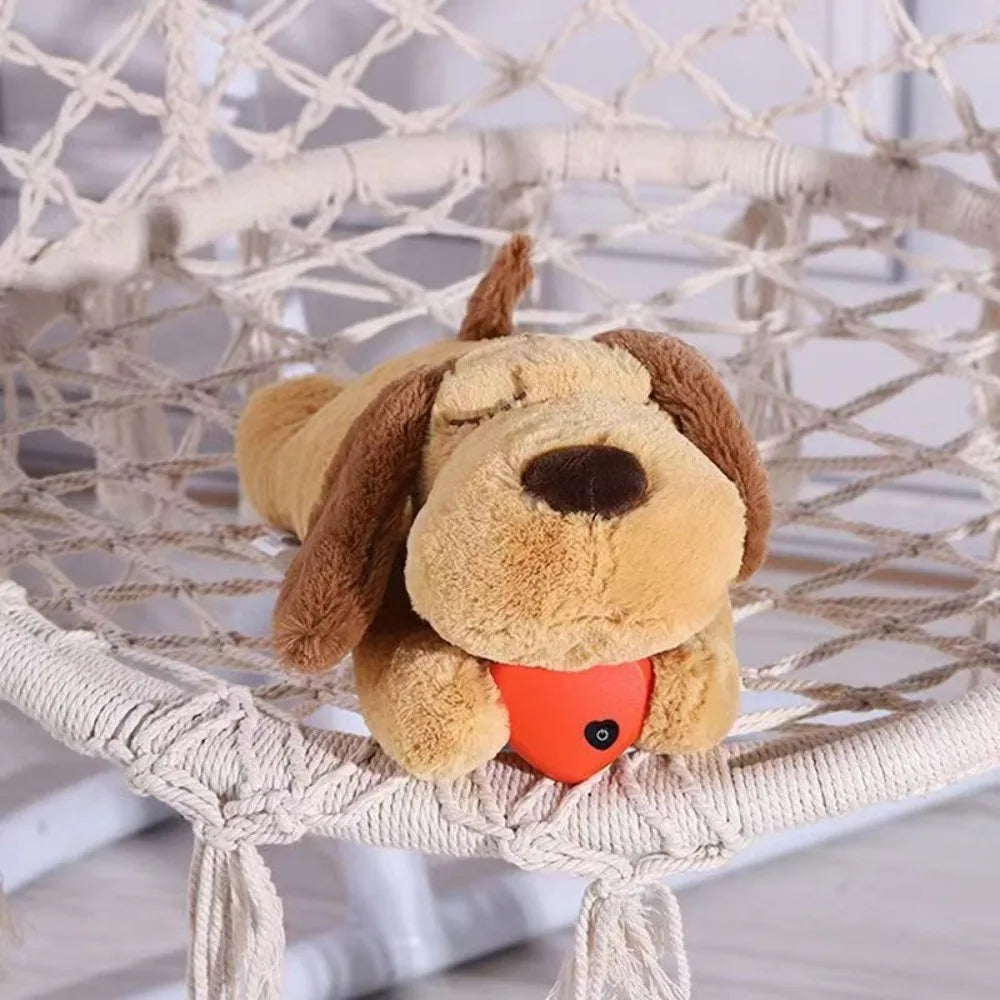 Pelúcia de cachorrinho caramelo com coração vermelho